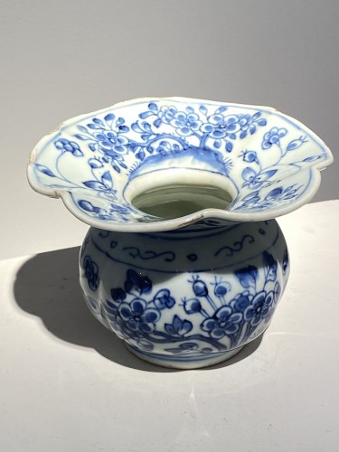 Antiquités - Porcelain spittoon (China, Kangxi 1660-1722)