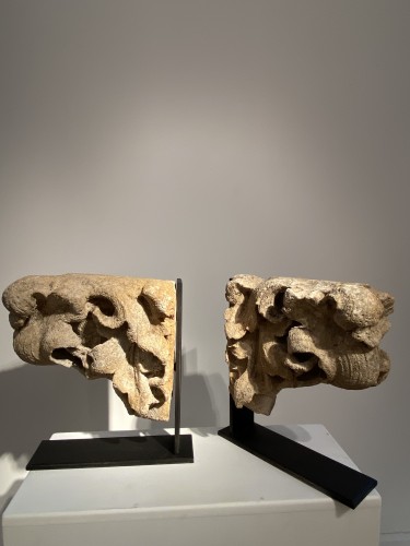 Antiquités - Two cornerstones with acanthus leaves, France 15th century