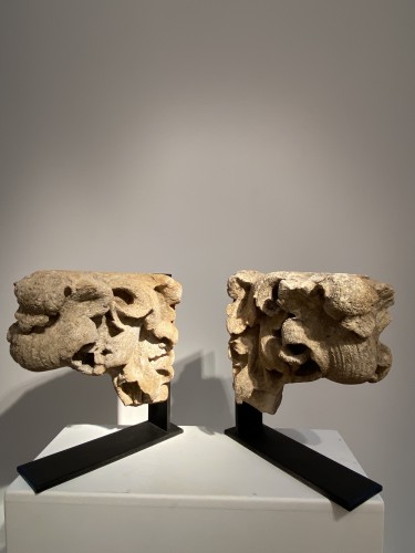 Antiquités - Two cornerstones with acanthus leaves, France 15th century