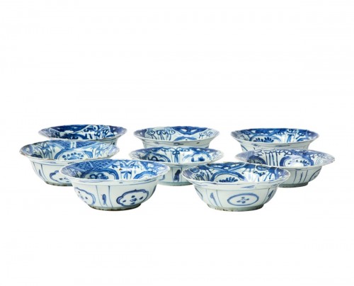 Eight Chinese Blue and White 'Kraak' Bowls (China, Ming 17th cent)