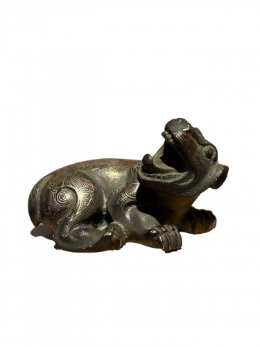 Presse-papier en bronze incrusté d'or et d'argent représentant un loup (Chine, États
