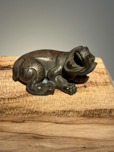 Presse-papier en bronze incrusté d'or et d'argent représentant un loup (Chine, États - Arts d