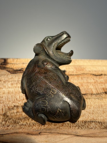 Presse-papier en bronze incrusté d'or et d'argent représentant un loup (Chine, États - Seghers & Pang Fine Arts