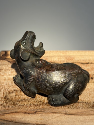 Avant JC au Xe siècle - Presse-papier en bronze incrusté d'or et d'argent représentant un loup (Chine, États