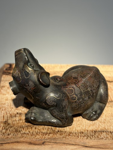 Presse-papier en bronze incrusté d'or et d'argent représentant un loup (Chine, États - 