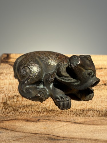 Antiquités - Presse-papier en bronze incrusté d'or et d'argent représentant un loup (Chine, États