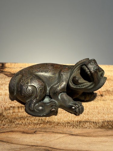 Antiquités - Presse-papier en bronze incrusté d'or et d'argent représentant un loup (Chine, États