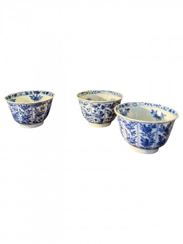 Trois tasses en porcelaine bleue et blanche, époque Kangxi (1662-1722)