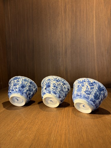 Three blue and white porcelain cups, Kangxi (1662-1722 - Asian Works of Art Style 