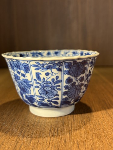 Three blue and white porcelain cups, Kangxi (1662-1722 - 