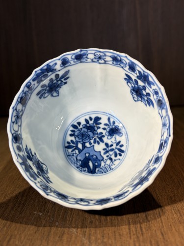 Three blue and white porcelain cups, Kangxi (1662-1722 - 
