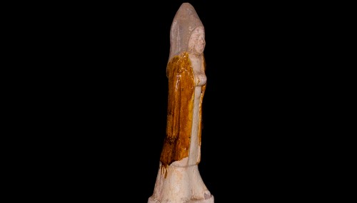 Statuette en Terre Cuite d’un Marchand Central Asiatique (Dynastie Tang, 618-906) - Seghers & Pang Fine Arts