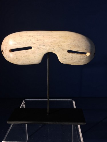 Lunettes de neige Inuit en os de baleine - Seghers & Pang Fine Arts