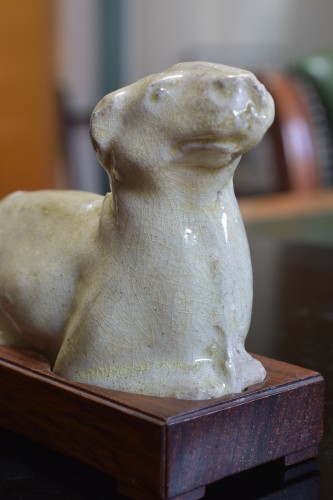 Antiquités - Cream coloured ceramic Dog, Tang Dynasty 618-907