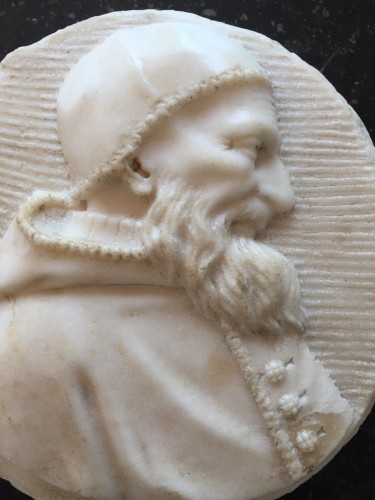 Male portrait in white marble medaillon (Italy, 16th century) - 