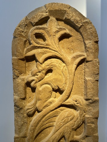 Antiquités - Stele with Griffin and Bird (Italy, 13th cent)