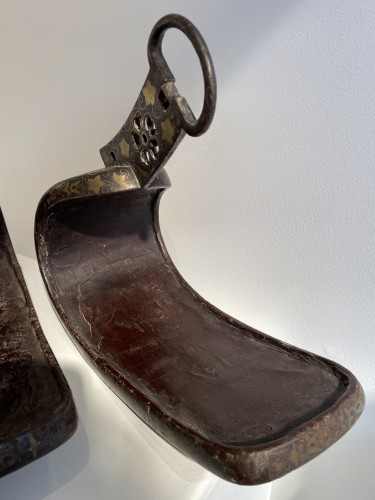 Asian Works of Art  - Bronze Samurai Stirrups inlaid with Gold, Abumi (Japan, Edo period)