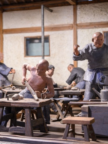 Scaled model of Chinese workshop with 17 polychromed terracotta  figures. - Curiosities Style 