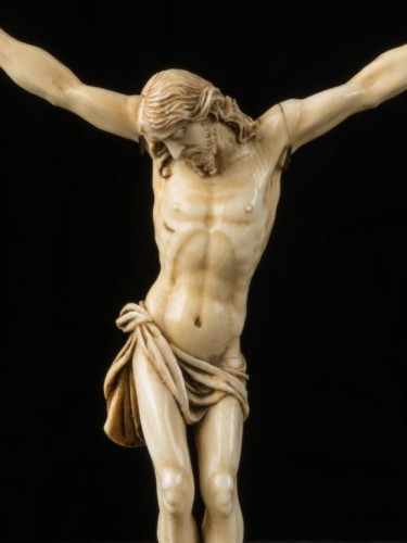 Christ crucifié très finement sculpté en ivoire, école flamande 19e siècle - Spectandum