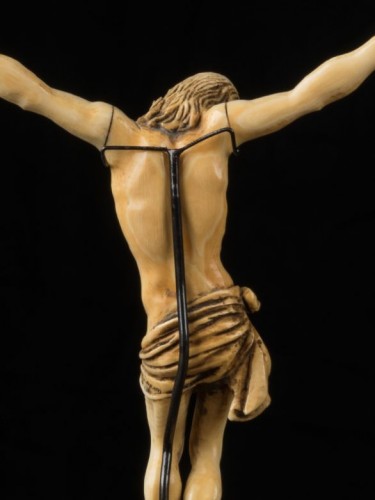 XIXe siècle - Christ crucifié très finement sculpté en ivoire, école flamande 19e siècle