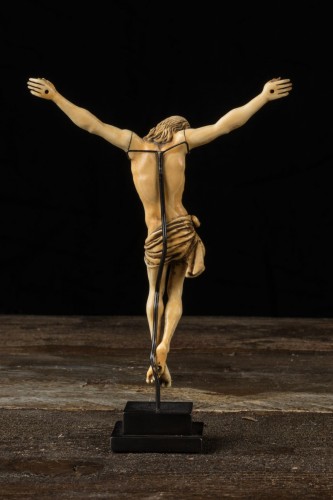 Christ crucifié très finement sculpté en ivoire, école flamande 19e siècle - 