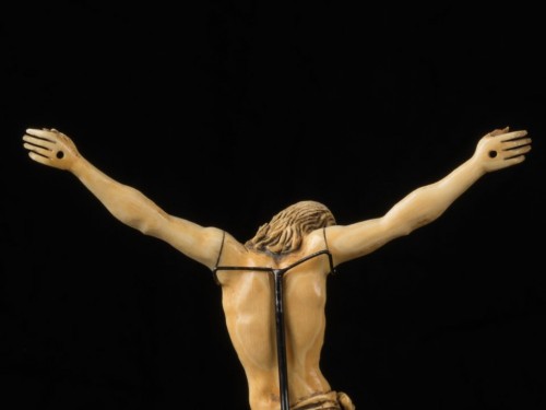 Antiquités - Christ crucifié très finement sculpté en ivoire, école flamande 19e siècle