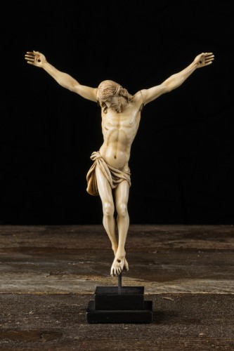 Antiquités - Christ crucifié très finement sculpté en ivoire, école flamande 19e siècle