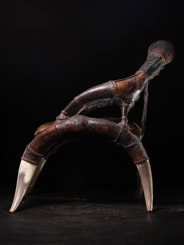 Colonial African Leather &amp; Horn Throne Armchair, 1st half 20th Century - Curiosities Style 
