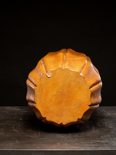 Tabouret japonais ou petite table d’appoint, recouvert de Galuchat - Spectandum