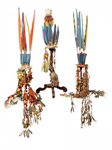 Trois coiffes cérémonielles amazoniennes en plumes avec ornements rituels