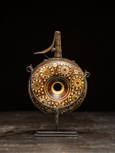 Collections Armes & Souvenirs Historiques - Poire à poudre en bois incrustée d’os,, Allemagne Nuernberg