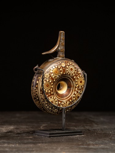 Poire à poudre en bois incrustée d’os,, Allemagne Nuernberg - Spectandum