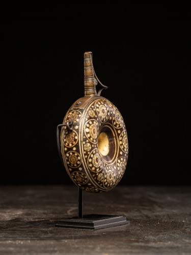 XVIe siècle et avant - Poire à poudre en bois incrustée d’os,, Allemagne Nuernberg