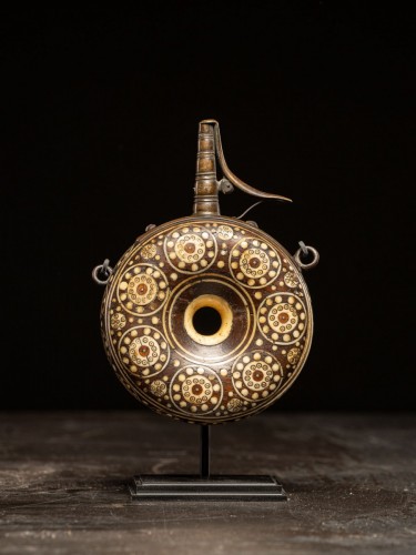 Poire à poudre en bois incrustée d’os,, Allemagne Nuernberg - 