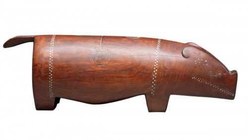 Cochon cérémoniel Massim sculpté en bois dur, avec incrustations de coquillage