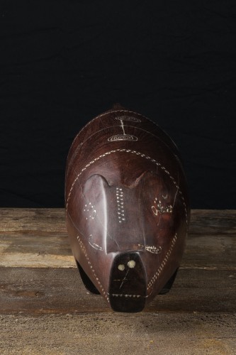 Cochon cérémoniel Massim sculpté en bois dur, avec incrustations de coquillage - Art Tribal Style 