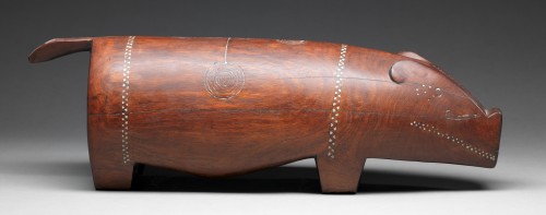 Cochon cérémoniel Massim sculpté en bois dur, avec incrustations de coquillage - Spectandum