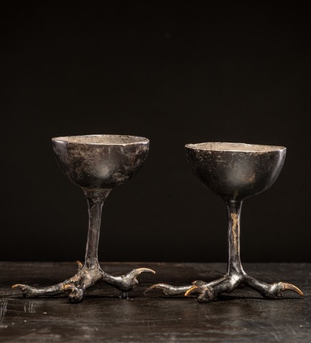 Pair of curious Turned Wooden Cups Mounted on Preserved Bird Legs. - Curiosities Style 