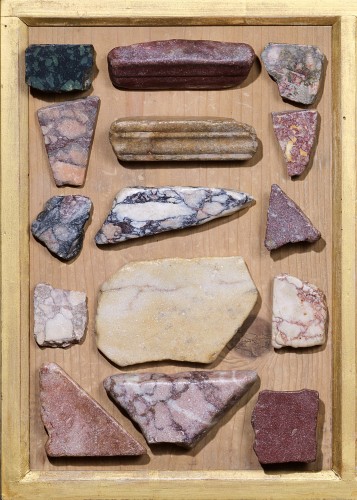 Une paire de triptyques présentant des échantillons de marbres antiques - 