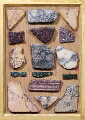 Antiquités - Une paire de triptyques présentant des échantillons de marbres antiques