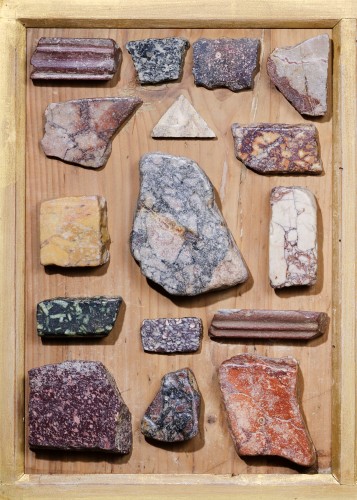 Antiquités - Une paire de triptyques présentant des échantillons de marbres antiques