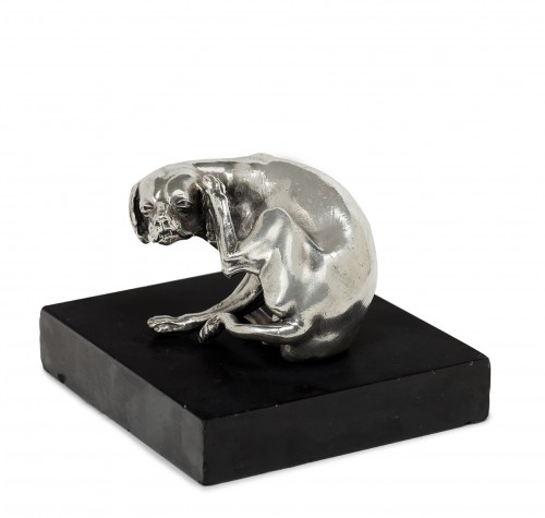 Dog scratching its ear, a 17th century silver-plated pewter sculpture  - 