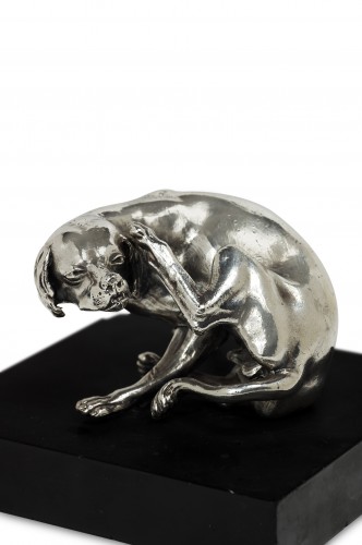 Antiquités - Dog scratching its ear, a 17th century silver-plated pewter sculpture 