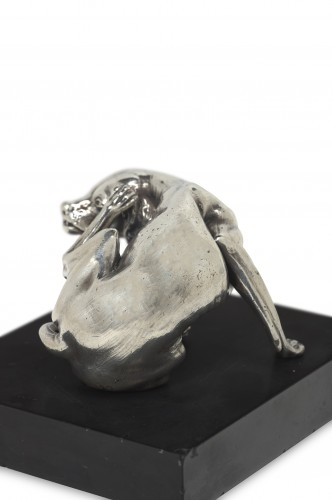Antiquités - Chien se grattant l’oreille, sculpture en étain argenté attribuée à Georg Schweigger