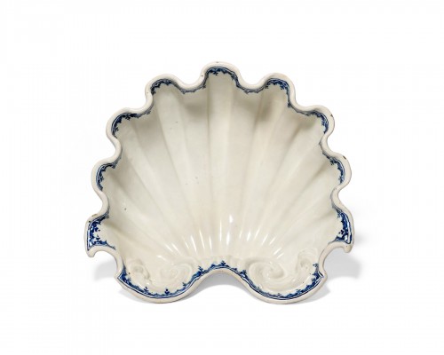 Centerpiece light white maiolica shell, Ferniani Factory, Circa 1700