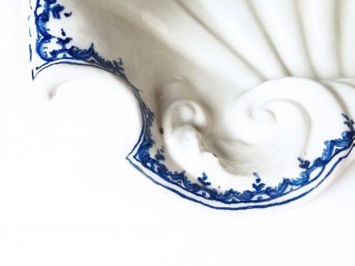 Porcelain & Faience  - Centerpiece light white maiolica shell, Ferniani Factory, Circa 1700