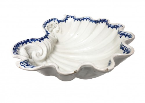 18th century - Centerpiece light white maiolica shell, Ferniani Factory, Circa 1700