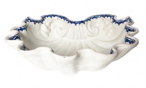 Louis XIV - Centerpiece light white maiolica shell, Ferniani Factory, Circa 1700