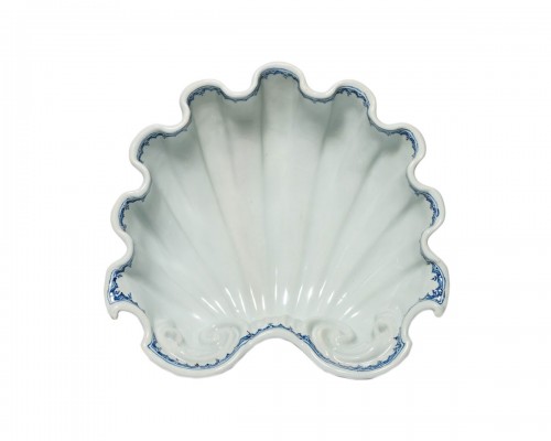 Centerpiece light blue maiolica shell, Ferniani Factory, Circa 1700