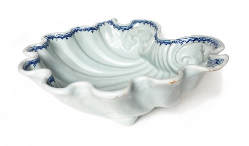 Centerpiece light blue maiolica shell, Ferniani Factory, Circa 1700 - Porcelain & Faience Style Louis XIV